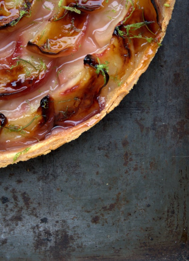 Tarte fine aux pêches, romarin et citron vert
